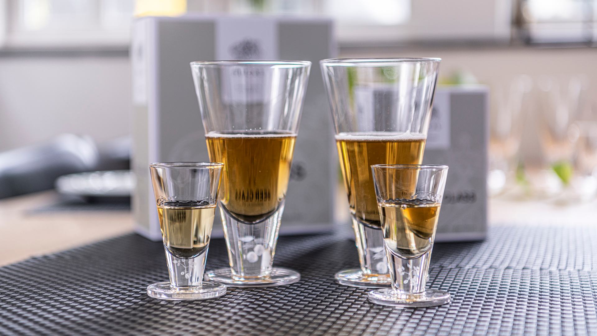 Snaps / Shotglas - Mundgeblasen mit Laserdesign im Fuß