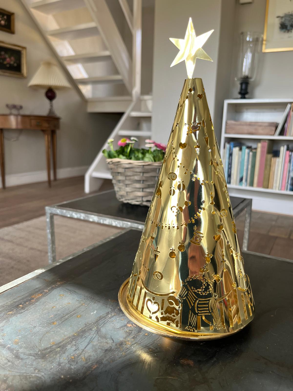 Goldener Weihnachtsbaum (verwenden Sie das goldene Tablett, Artikelnummer 2030)